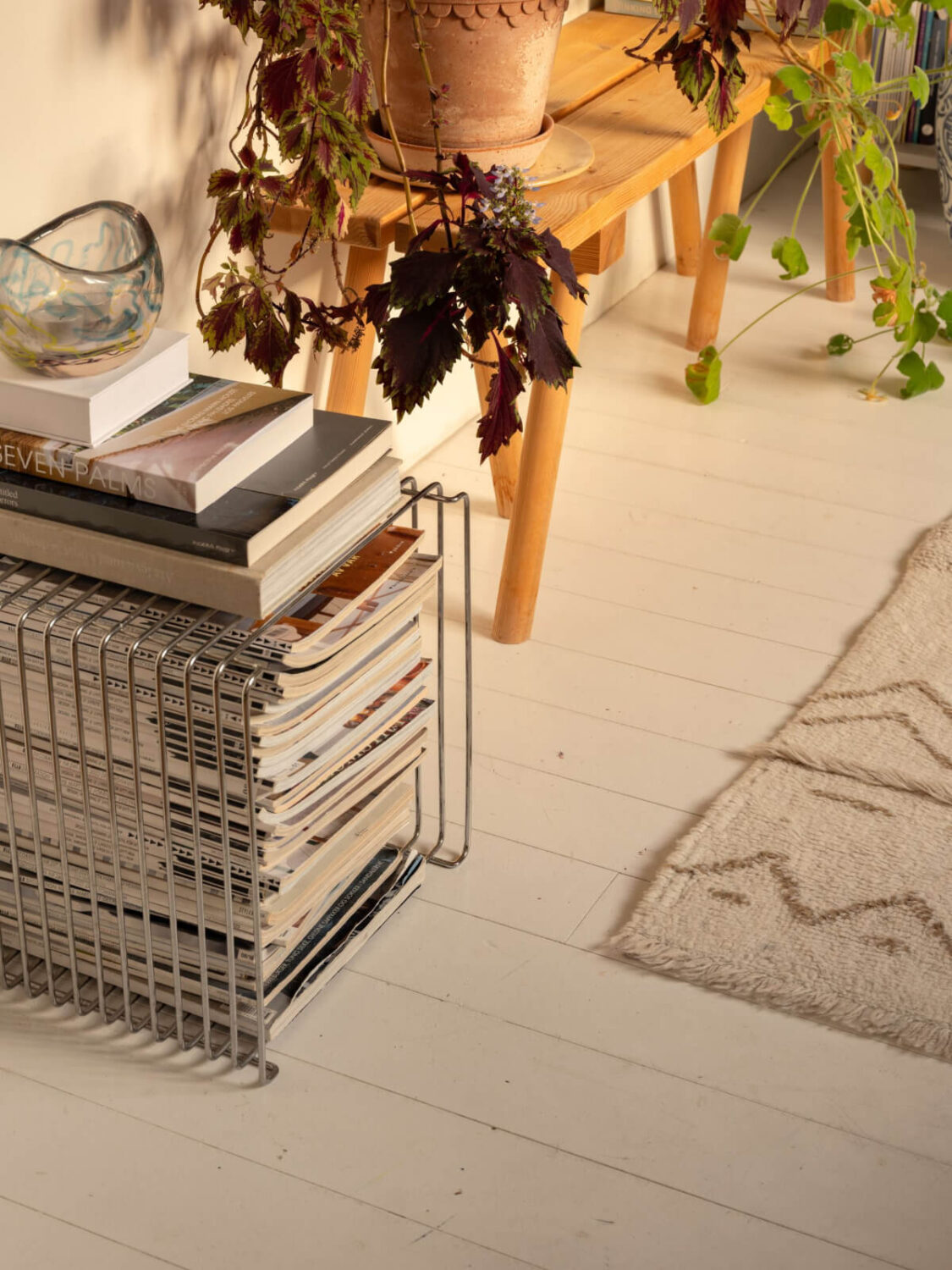 A Charming Midcentury Apartment with a Reading Room 20 magazine storage