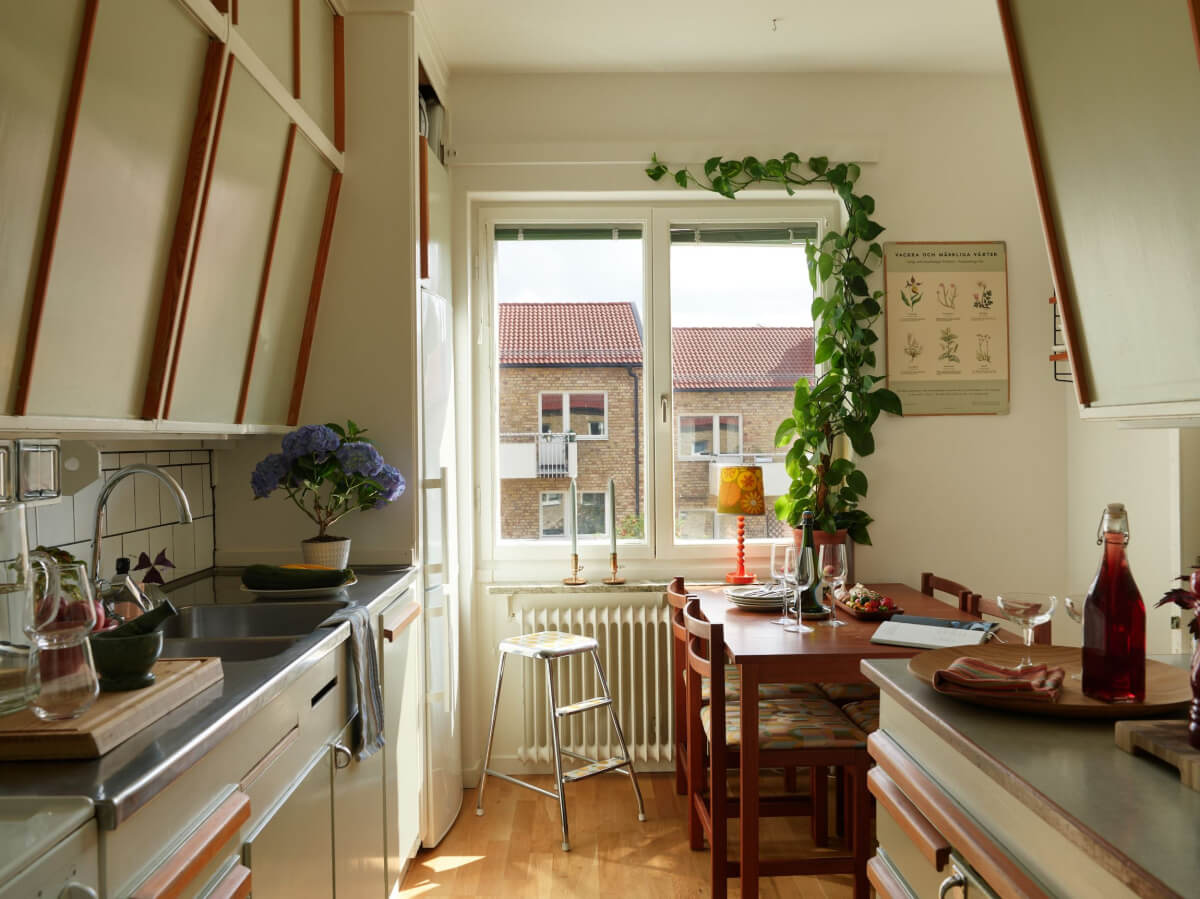 A Charming Midcentury Apartment with Original Features 10 midcentury kitchen slanted upper cabinets