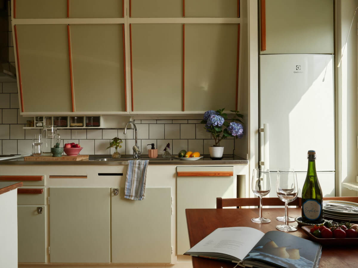 A Charming Midcentury Apartment with Original Features 14 midcentury kitchen with table