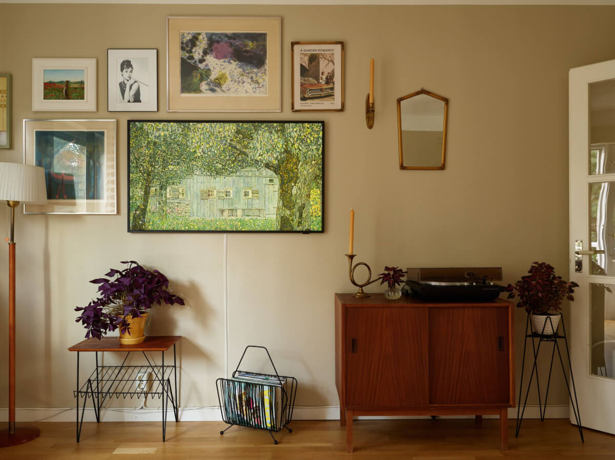 A Charming Midcentury Apartment with Original Features 6 midcentury living room