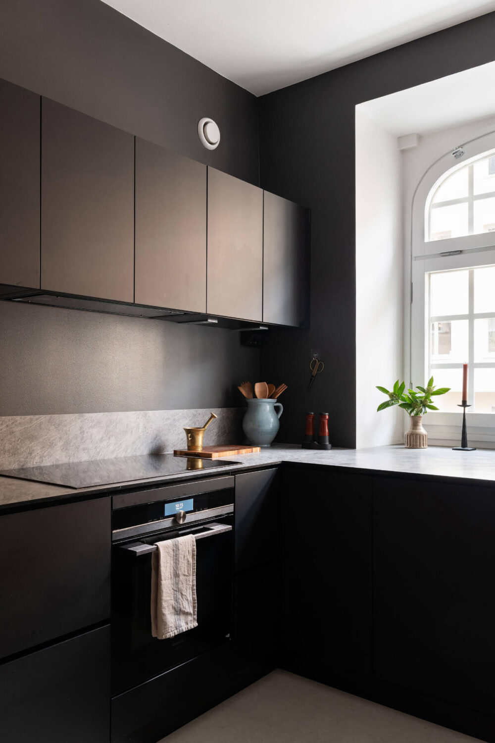 Contrasting Colors in a Turn-of-the-Century Apartment in Stockholm 9 moder black kitchen Contrasting Colors in a Turn-of-the-Century Apartment in Stockholm