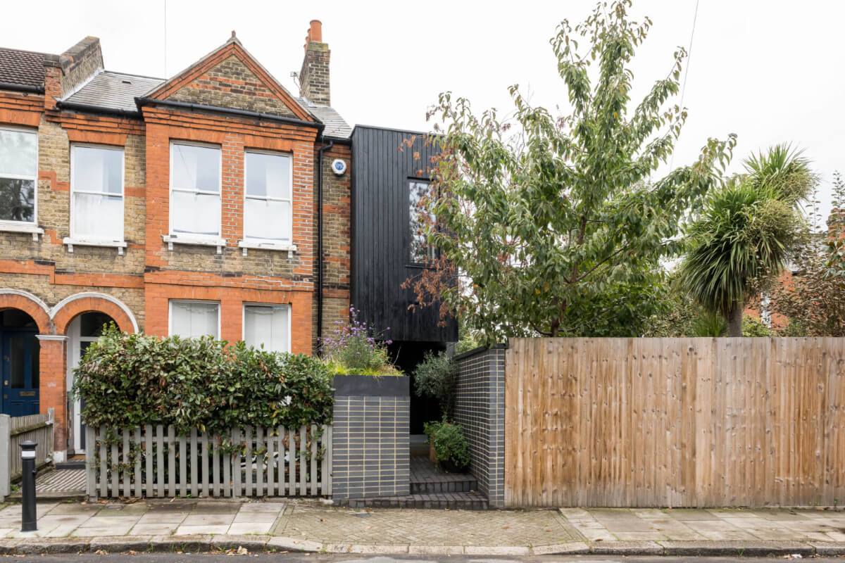 A Unique House in London with Plant-Filled Interiors and a Lush Garden 29 narrow black ceder london house A Unique House in London with Plant-Filled Interiors and a Lush Garden
