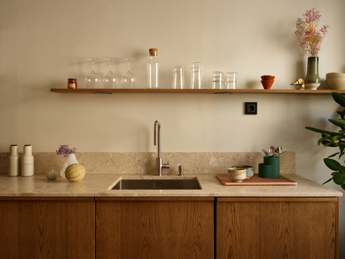 A Stockholm Apartment with a Beautifully Renovated Kitchen 10 oak kitchen with shelf