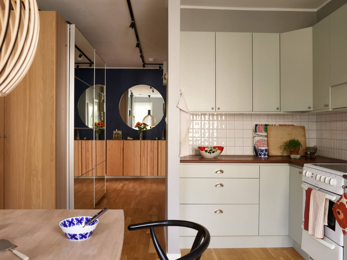 A Charming Two-Bedroom Corner Apartment in a 1940s Building 12 open kitchen hall with mirrored wardrobes