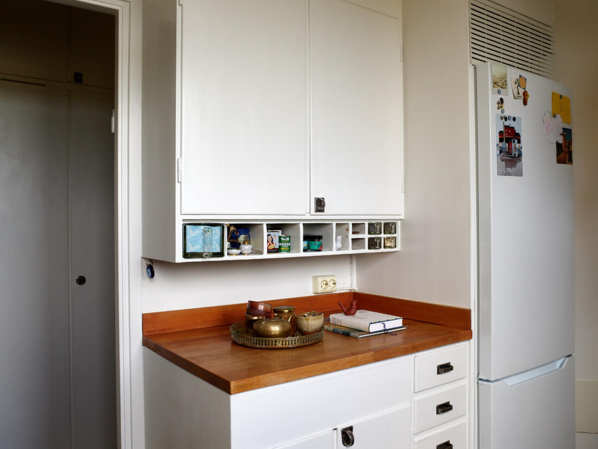 A Small Vintage Apartment with a Tiny Green Patio Garden 17 original kitchen cabinets