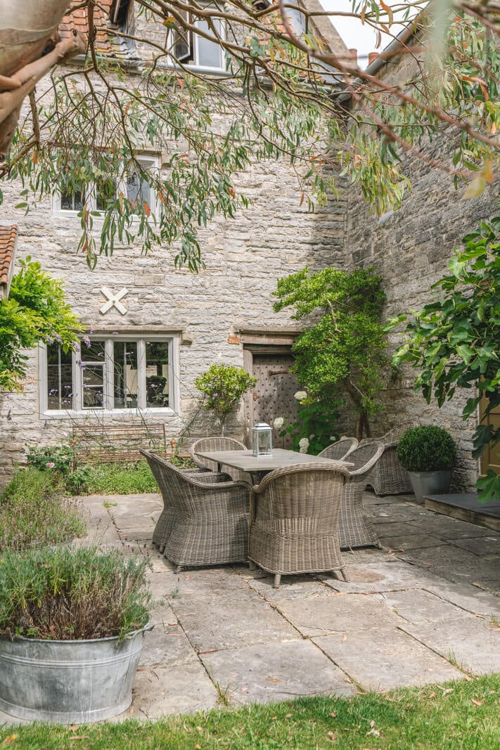 A Beautiful Renovated Country House in England 30 outdoor dining table
