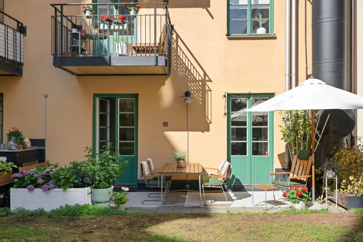 A Charming Ground Floor Family Apartment in Stockholm 7 outdoor space green doors
