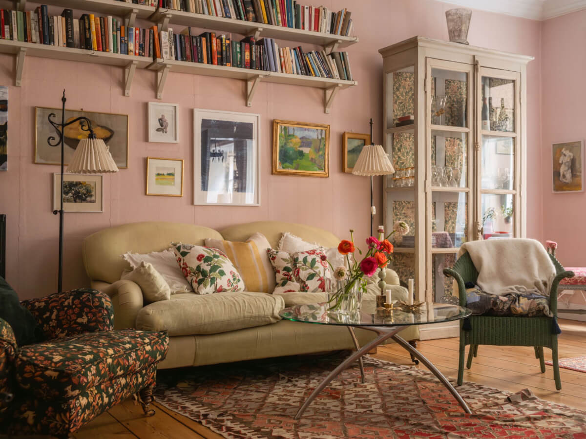 A Charming Home in a 17-Century Apartment in Stockholm's Old Town 8 pink living room with bookshelves