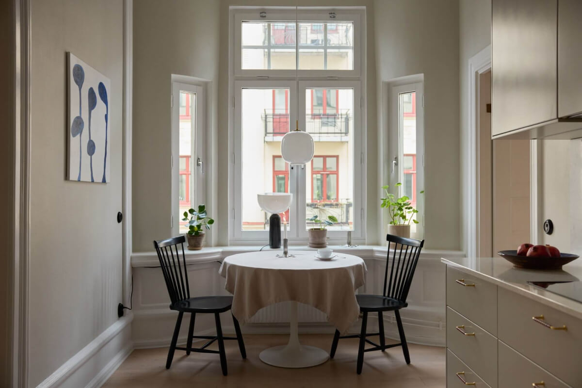 An Elegant Apartment with Period Features and Contemporary Elements 9 round kitchen table bay window
