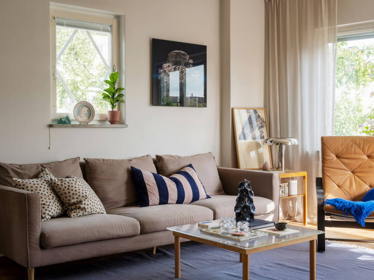 A Swedish 1940s Apartment with Lovely Balcony Views 4 scandi living room