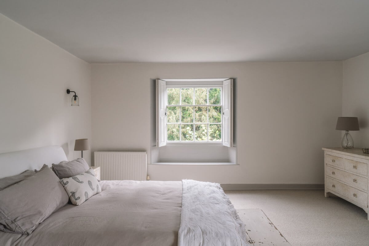 A Beautiful Renovated Country House in England 26 serene bedroom