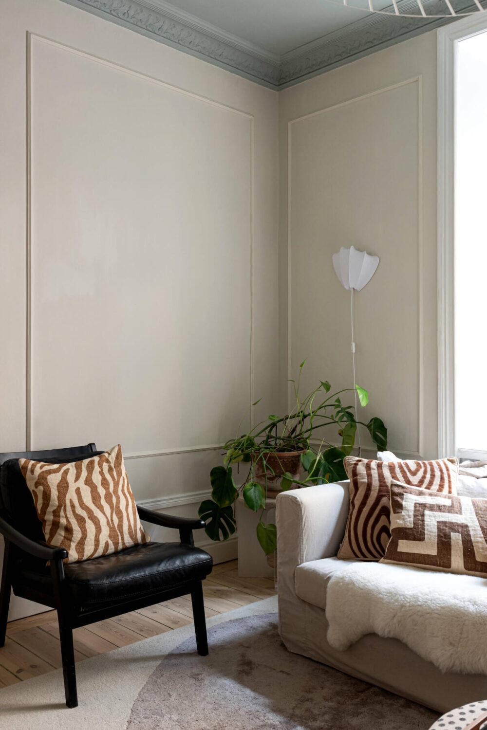 An Elegant Stockholm Apartment with a Pink and Black Kitchen 2 serene living room detail