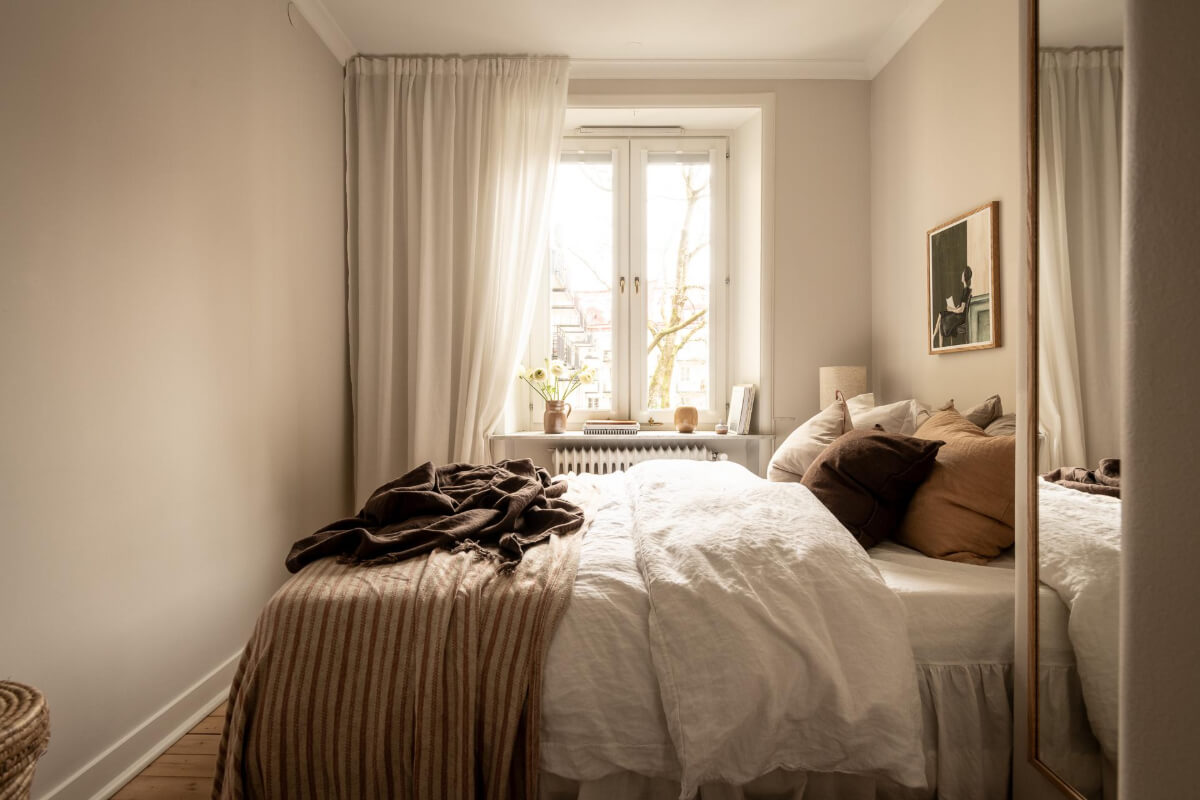 A Beautiful Calm 1920s Apartment in Gothenburg 20 small bedroom cozy textiles