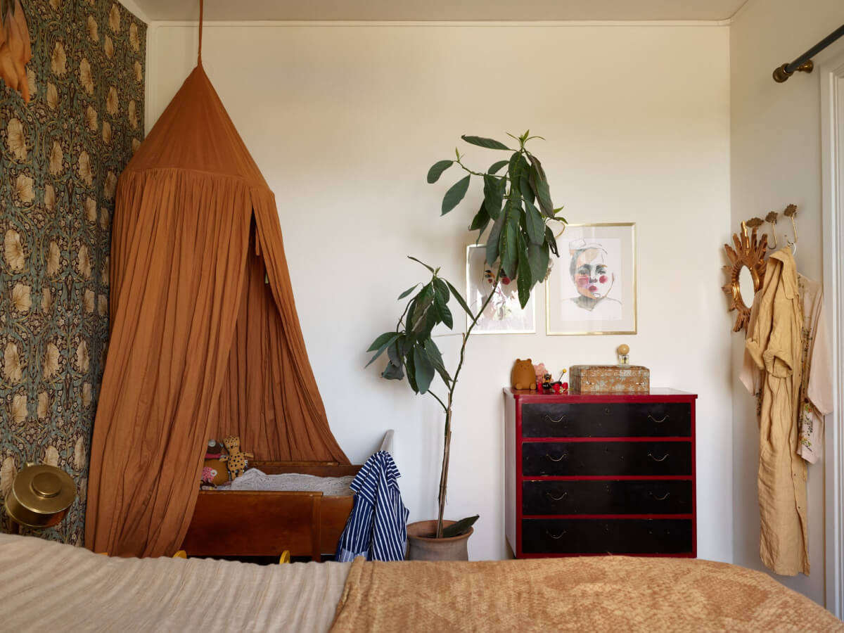 A Small Vintage Apartment with a Tiny Green Patio Garden 21 small combined bedroom A Small Vintage Apartment with a Tiny Green Patio Garden