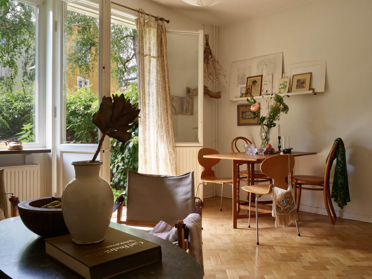A Small Vintage Apartment with a Tiny Green Patio Garden 6 small living room large windows
