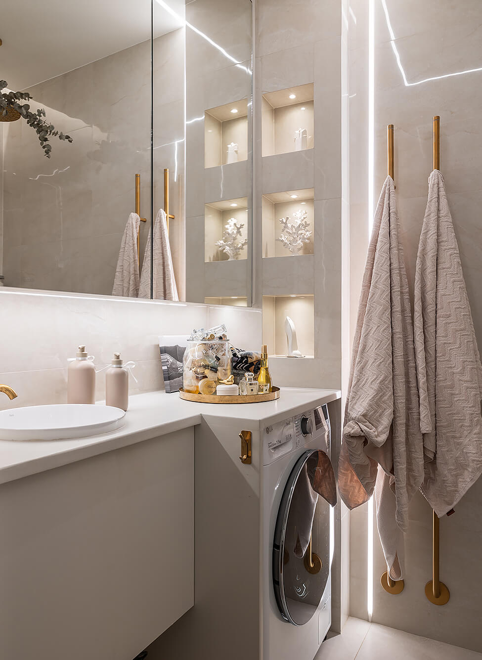 A Tiny and Luxurious Apartment in Stockholm 10 small luxurious bathroom