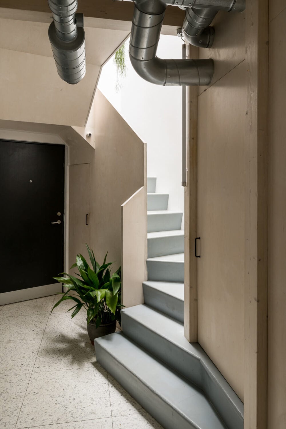 A Unique House in London with Plant-Filled Interiors and a Lush Garden 17 staircase
