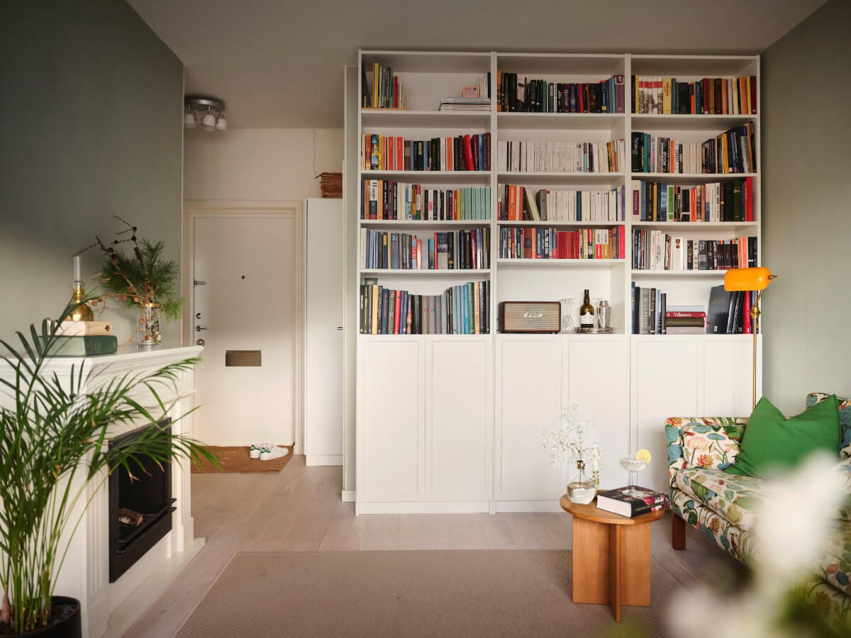 A Small Stockholm Apartment with a Tiny Green Bedroom 1 studio-apartment-bookshelves