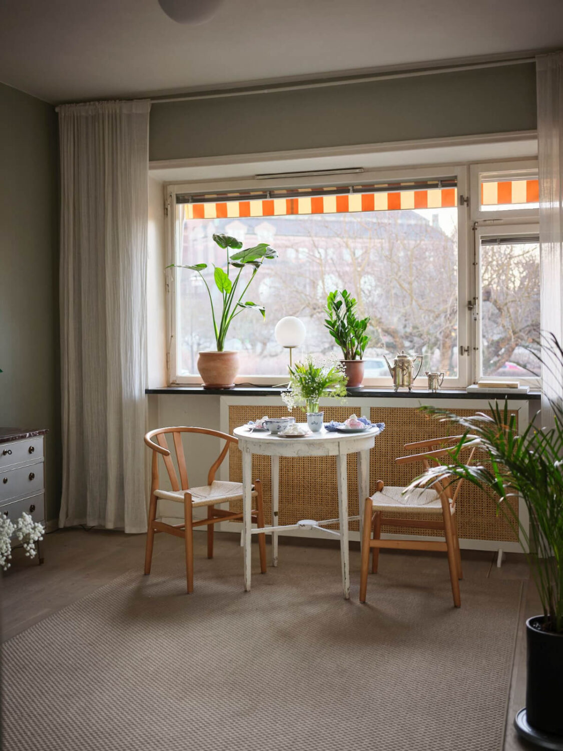 A Small Stockholm Apartment with a Tiny Green Bedroom 7 studio apartment large rug small table