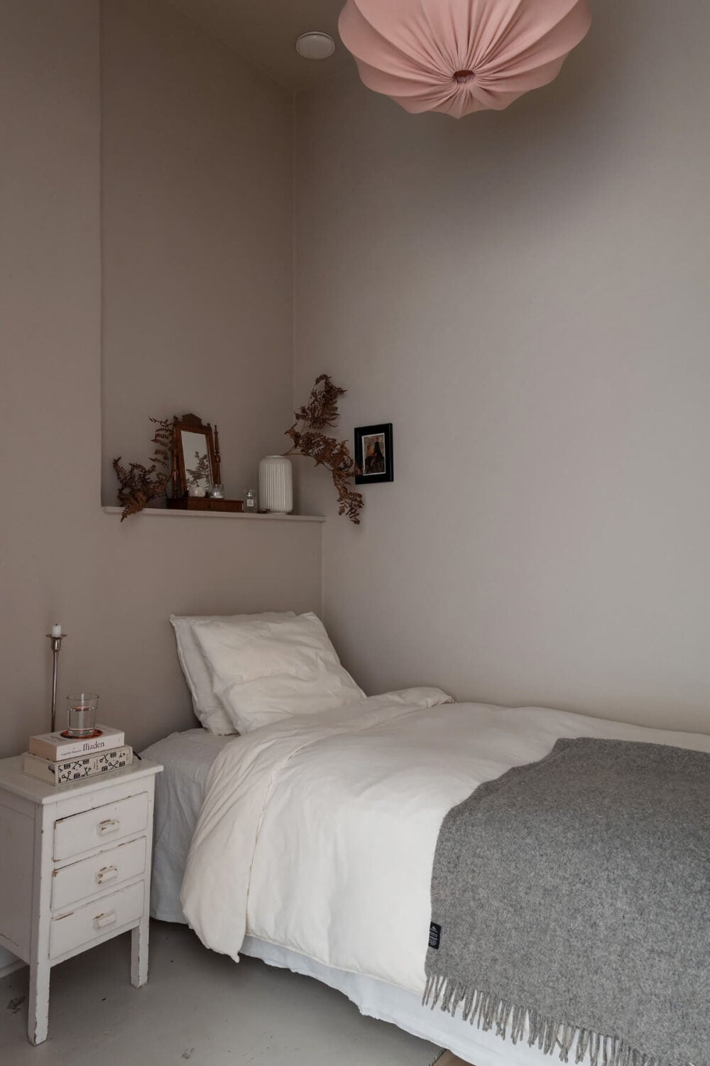 A Small Light Gray Apartment with Period Features 22
tiny-gray-bedroom-with-storage-ledge