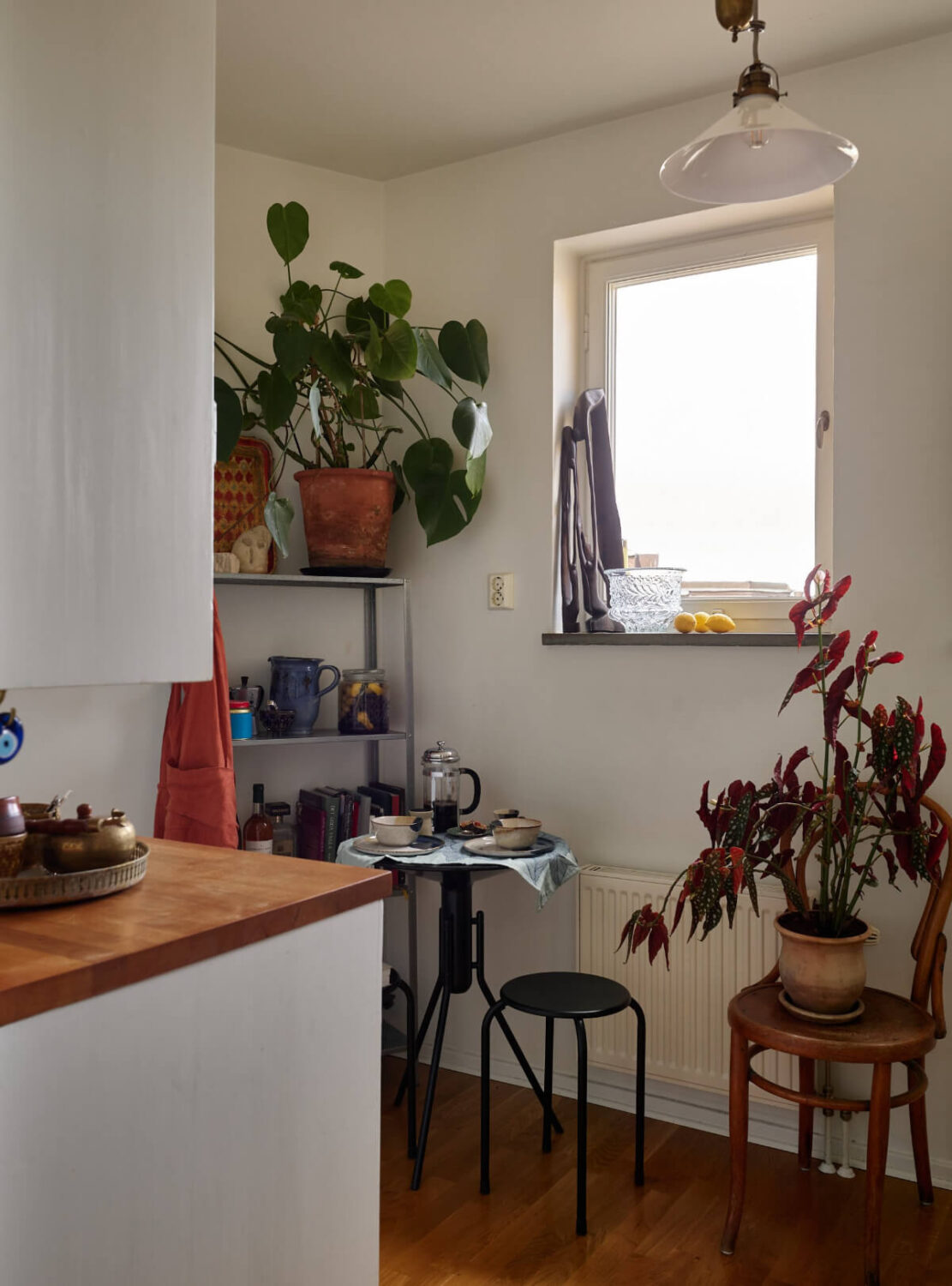 A Small Vintage Apartment with a Tiny Green Patio Garden 16 tiny kitchen breakfast table