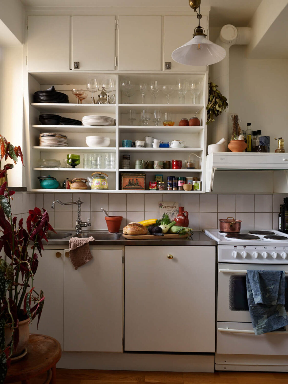 A Small Vintage Apartment with a Tiny Green Patio Garden 14 tiny kitchen with open upper cabinets