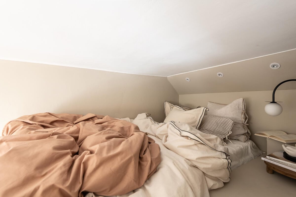 A Serene Studio Apartment with a Loft Bed and a Large Balcony 8 tiny loft bed spot lights