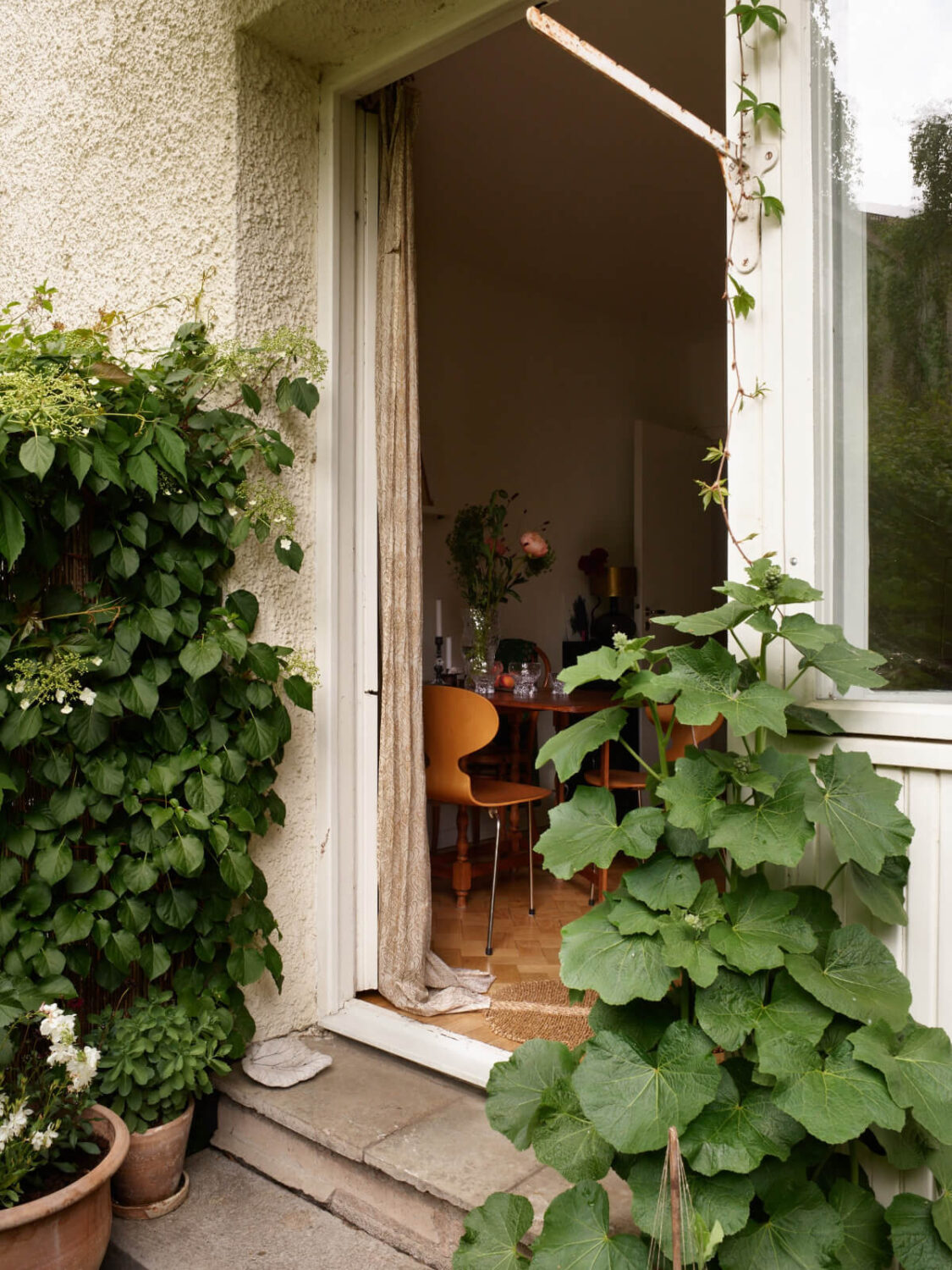 A Small Vintage Apartment with a Tiny Green Patio Garden 12 tiny outdoor space stockholm apartment