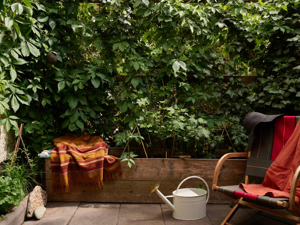 A Small Vintage Apartment with a Tiny Green Patio Garden 10 tiny outdoor space wooden planters