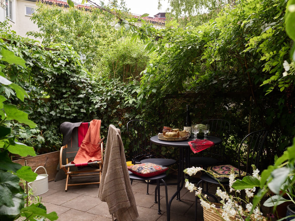 A Small Vintage Apartment with a Tiny Green Patio Garden 8 tiny patio garden surrounded by greenery A Small Vintage Apartment with a Tiny Green Patio Garden