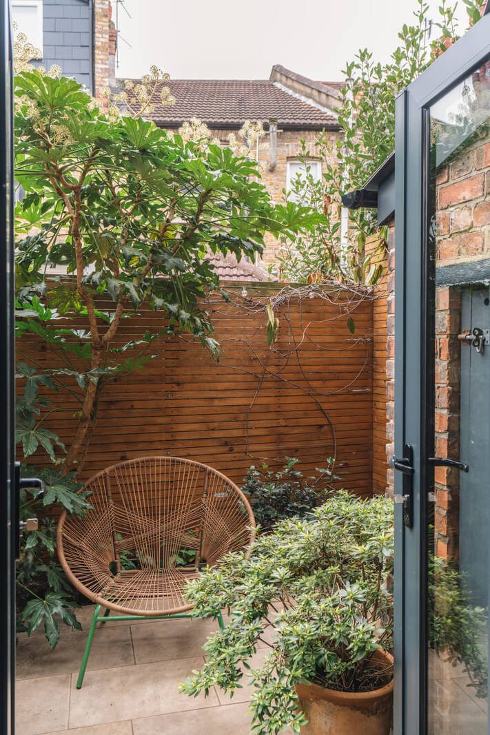 A Charming Light Edwardian House with a Tiny Garden 22 tiny private city garden