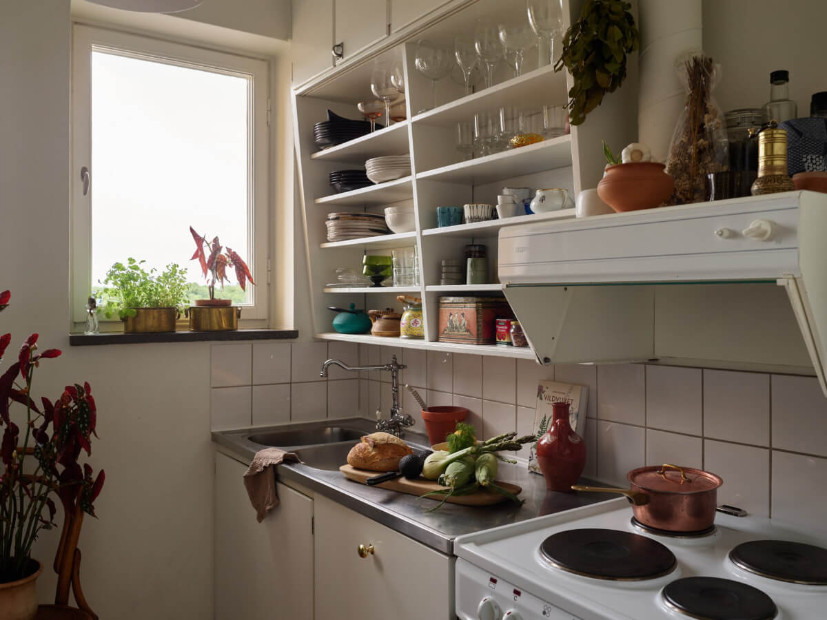 A Small Vintage Apartment with a Tiny Green Patio Garden 15 tiny vintage kitchen open cabinets