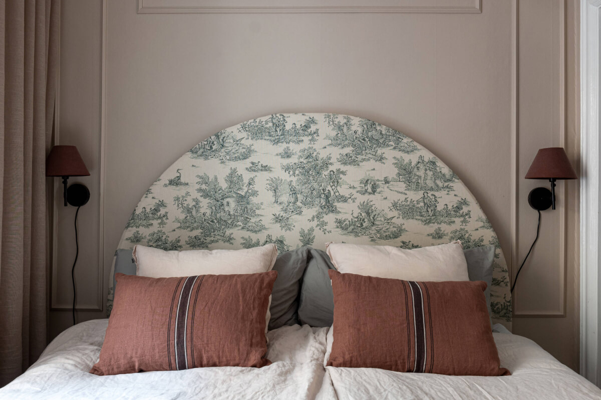 An Elegant Stockholm Apartment with a Pink and Black Kitchen 20 toile du jouy headboard