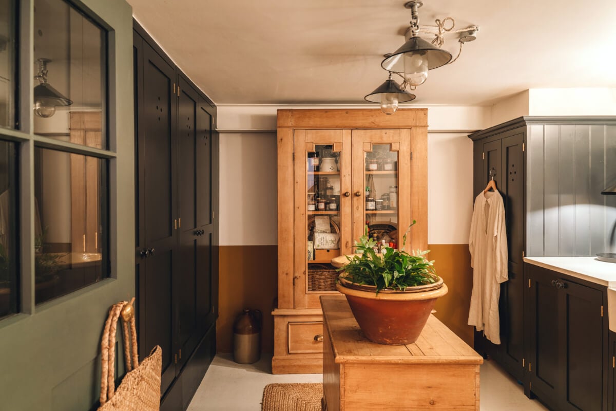A Renovated Georgian Townhouse with a Stunning Kitchen Extension 17 utility room