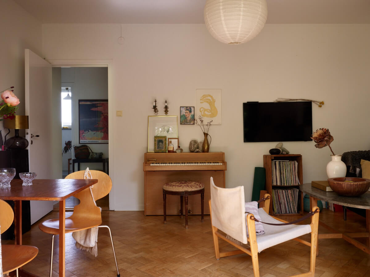 A Small Vintage Apartment with a Tiny Green Patio Garden 13 vintage living room