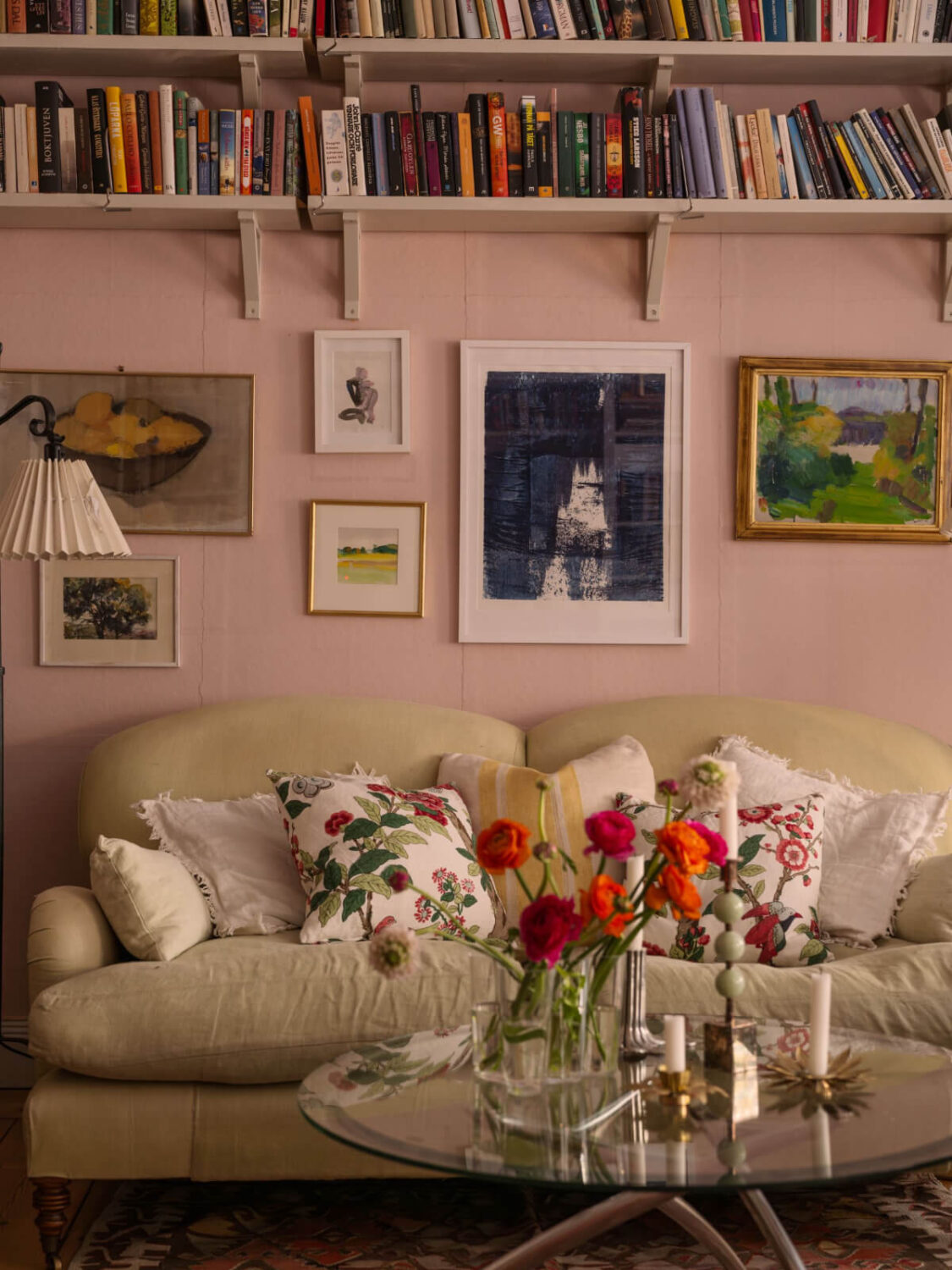 A Charming Home in a 17-Century Apartment in Stockholm's Old Town 6 vintage sofa pink walls