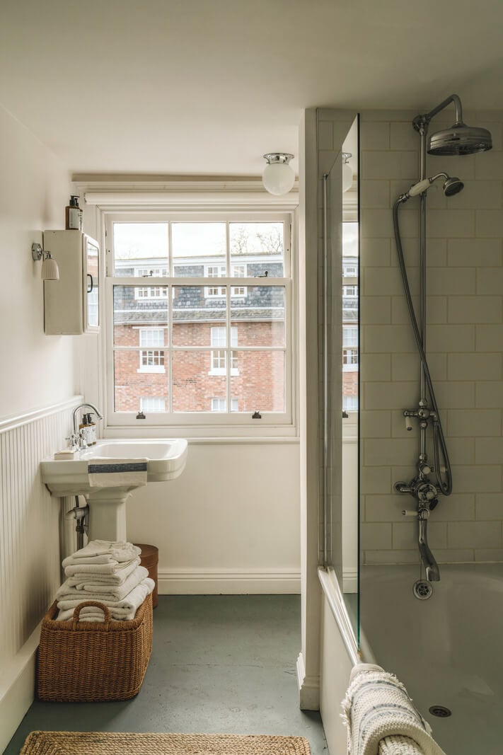 A Renovated Georgian Townhouse with a Stunning Kitchen Extension 29 white bathroom