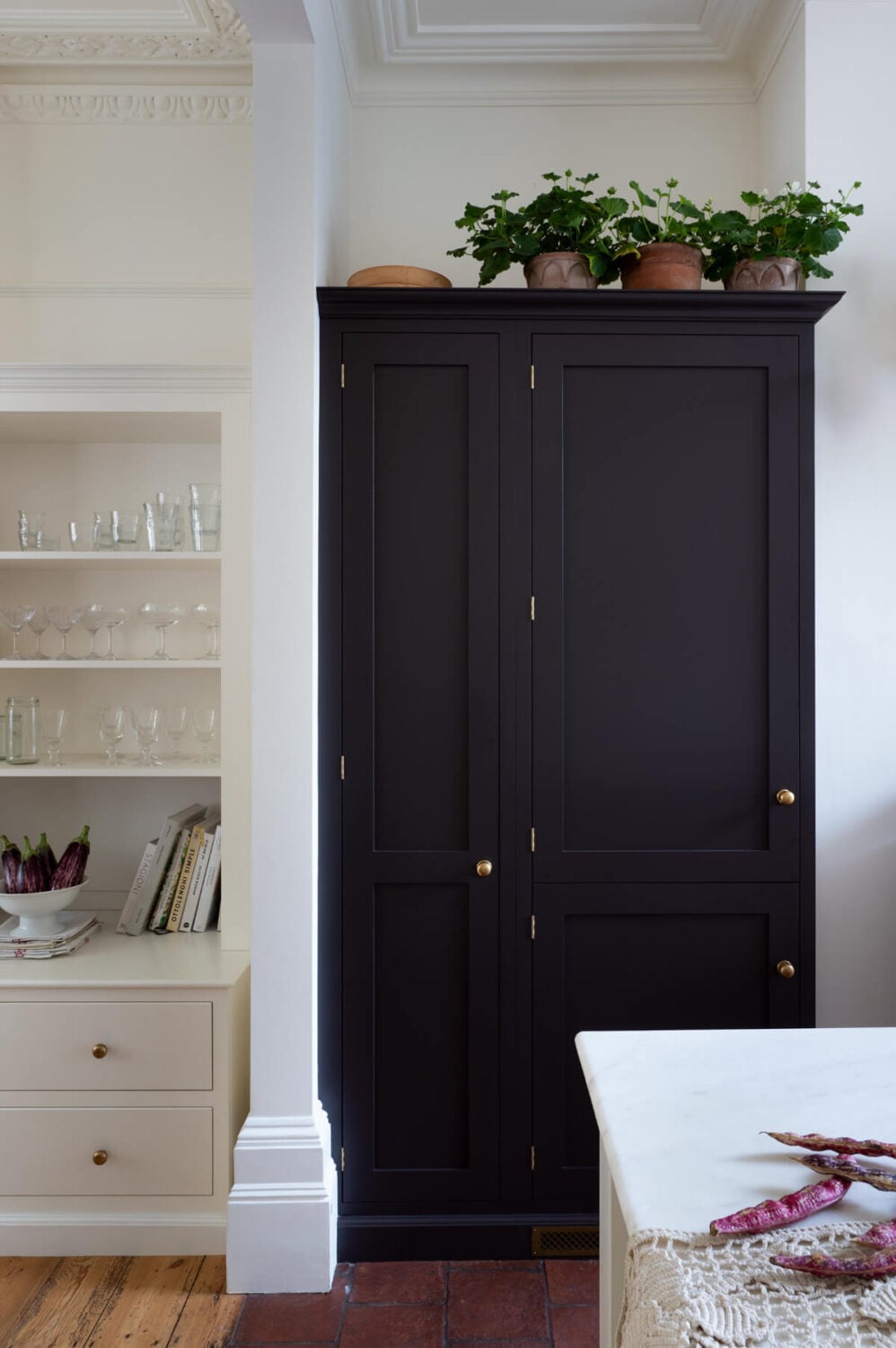 A Beautiful Shaker-Style deVOL Kitchen in a Victorian House 13 8.TheRealShakerKitchen-deVOL_LOW-RES