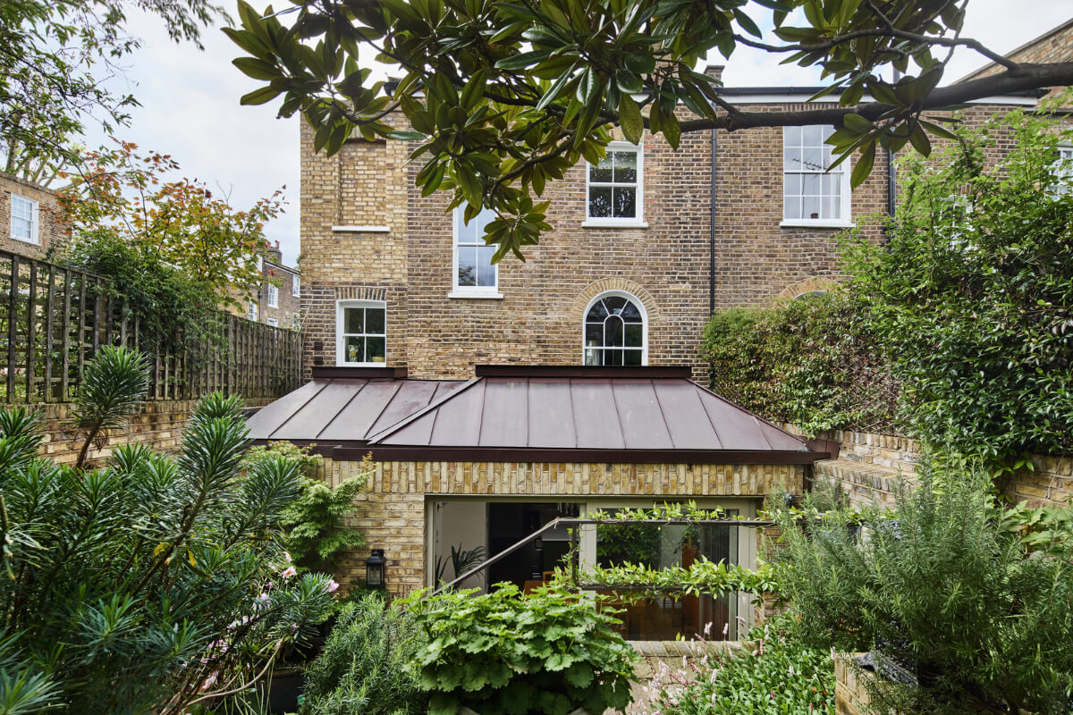 A Renovated Early Victorian Townhouse Decorated in Green Tones 25 back exterior lush garden A Renovated Early Victorian Townhouse Decorated in Green Tones