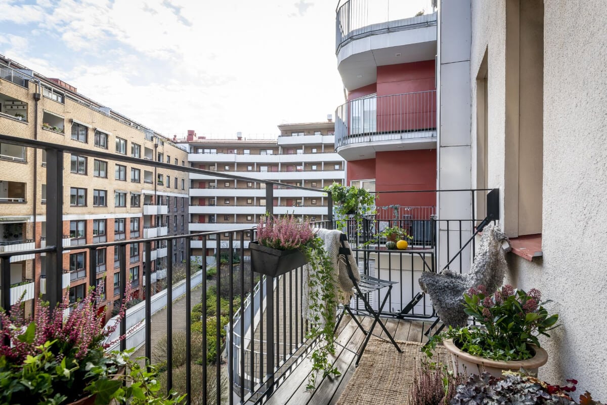 A Gothenburg Apartment with a Small Dark Green Bedroom 17 balcony