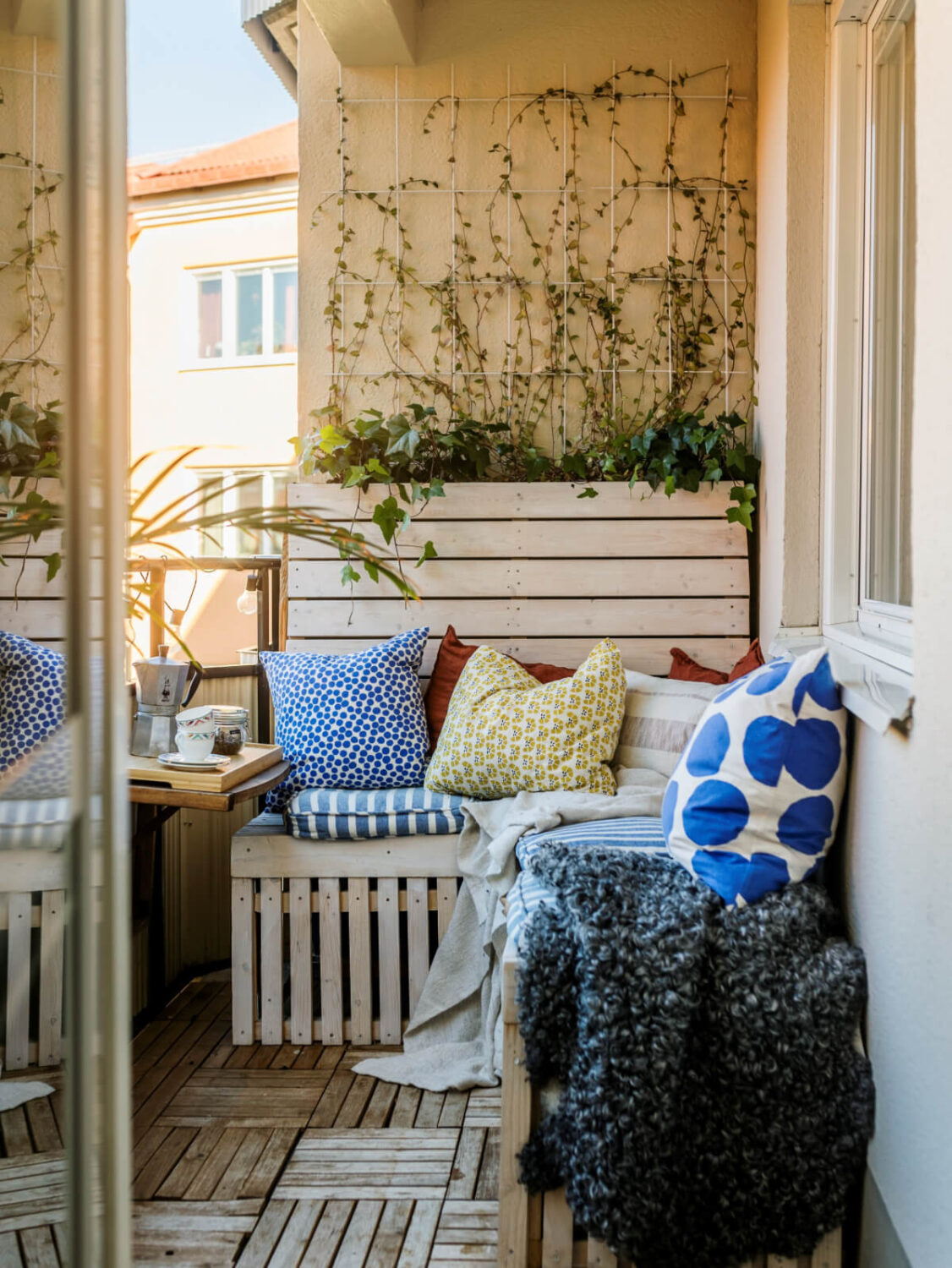Cozy Plant-Filled Interiors in a 1940s Apartment 5 balcony