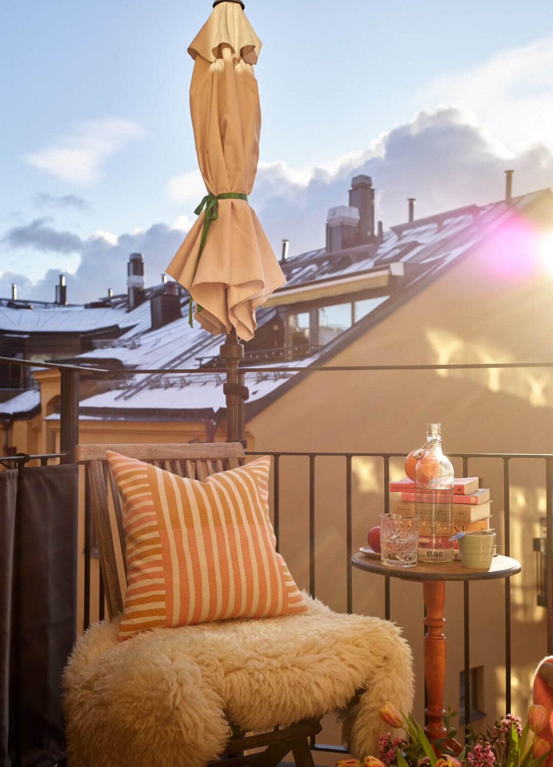 Lovely Color Combinations in a Charming One-Bedroom Apartment 12 balcony