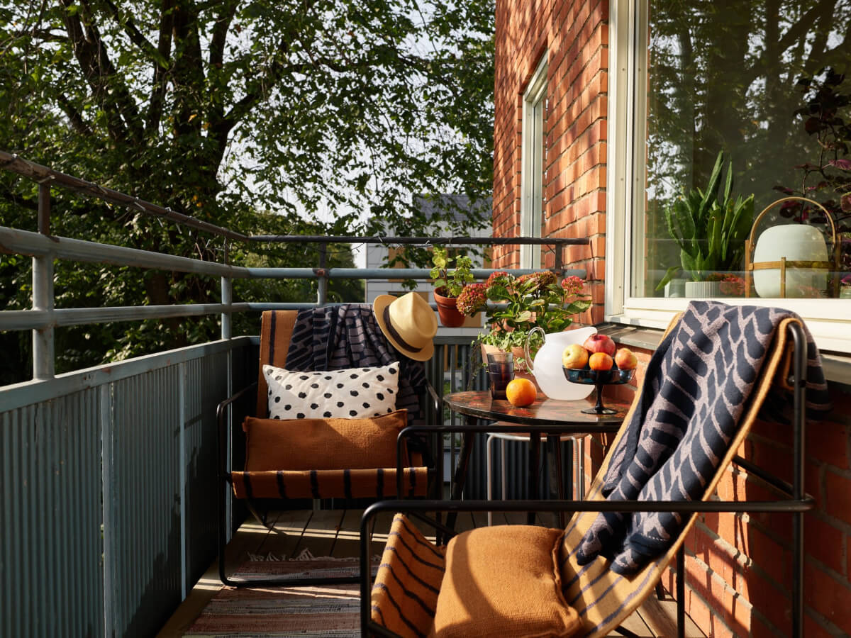 A Lovely Color Palette in a Midcentury Apartment in Sweden 5 balcony small round tab;e