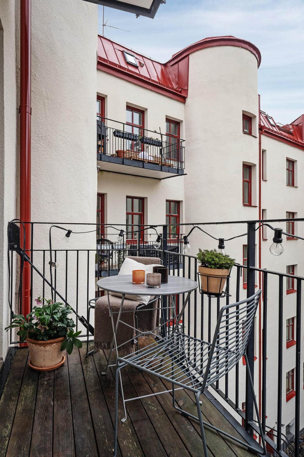 A Gothenburg Apartment with a Small Dark Green Bedroom 18 balcony with small table
