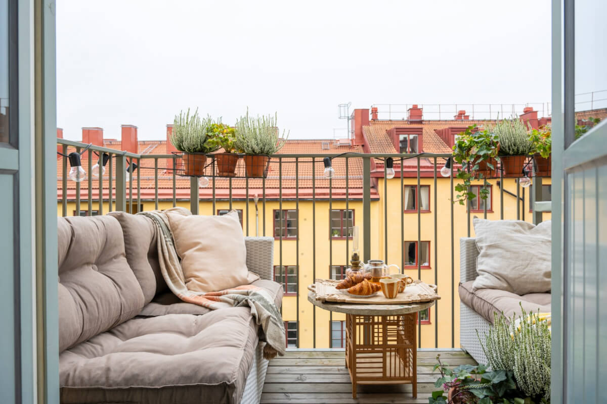 A Light Swedish Apartment with a Green Living Room 23 balcony