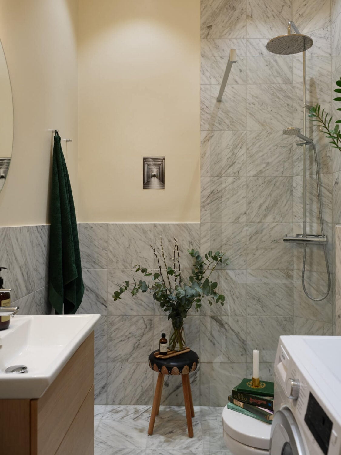 Lovely Color Combinations in a Charming One-Bedroom Apartment 22 bathroom beige-yellow walls marble tiles