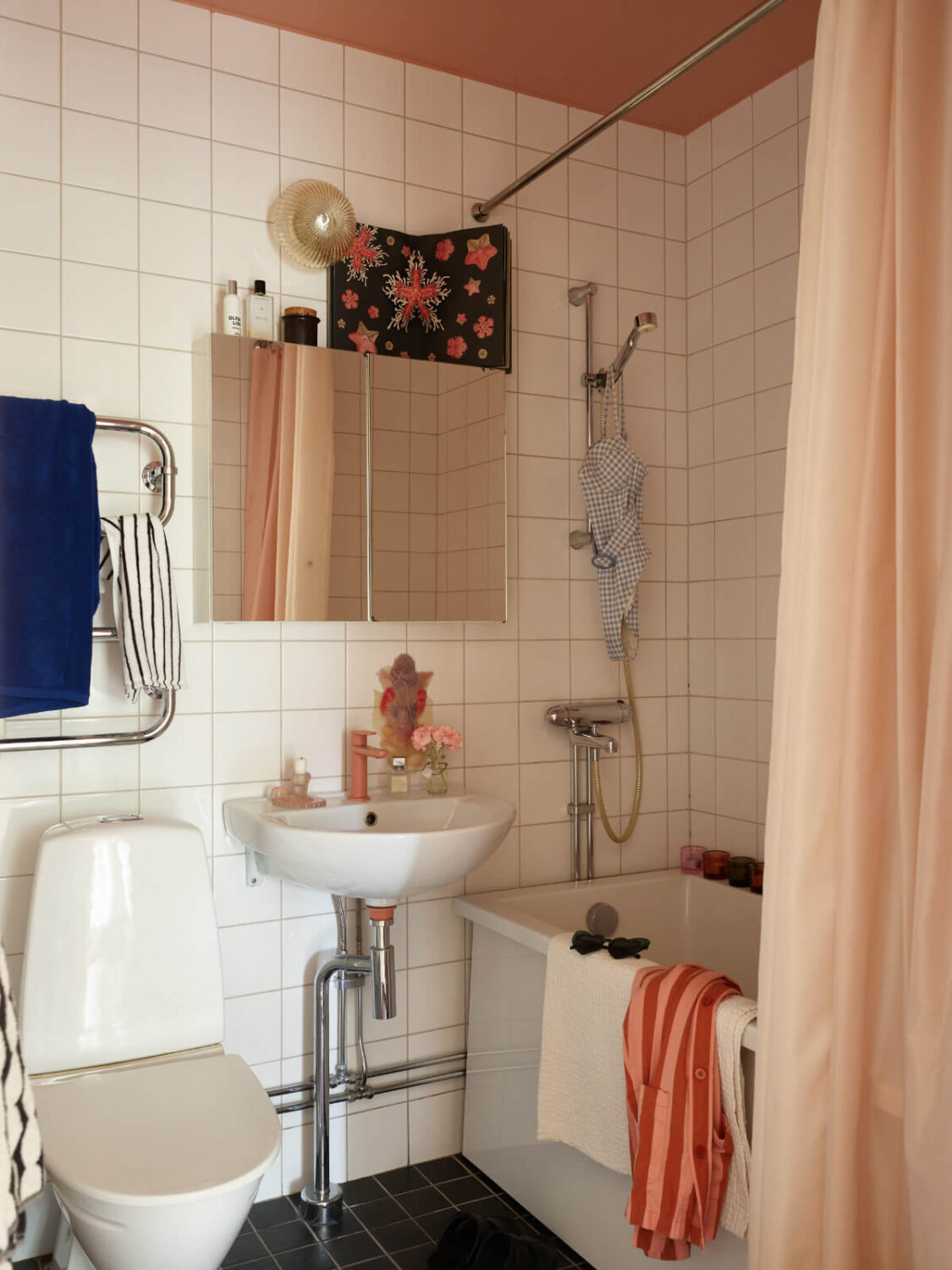 A Lovely Color Palette in a Midcentury Apartment in Sweden 28 bathroom pink ceiling
