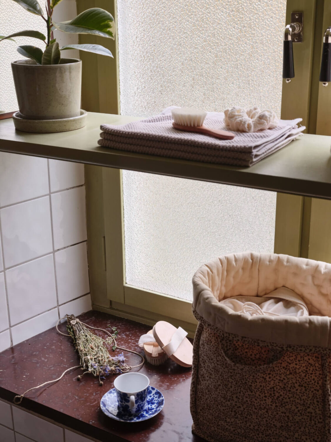 A Charming Vintage Apartment with Historic Wallpapers in Stockholm 17 bathroom shelves