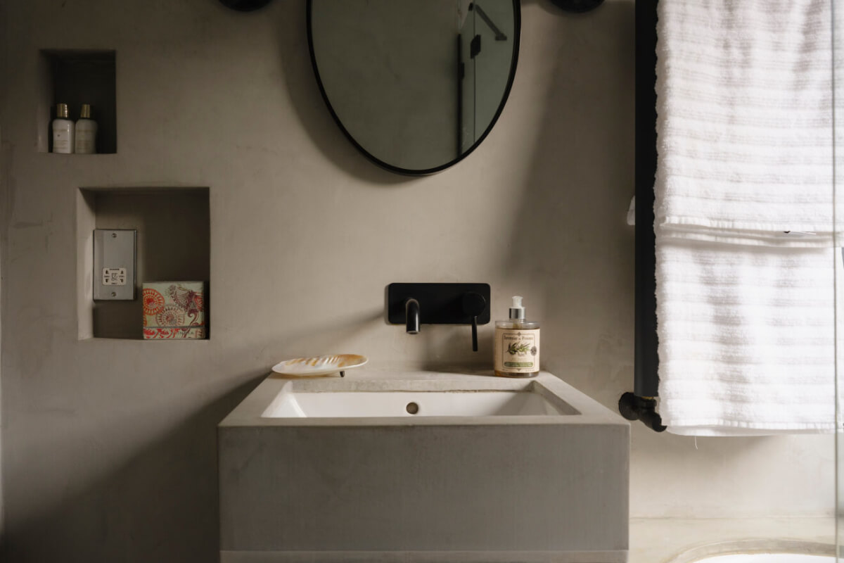 Five-Meter Glazed Garden Doors in an Expanded London Home 24 bathroom storage niches