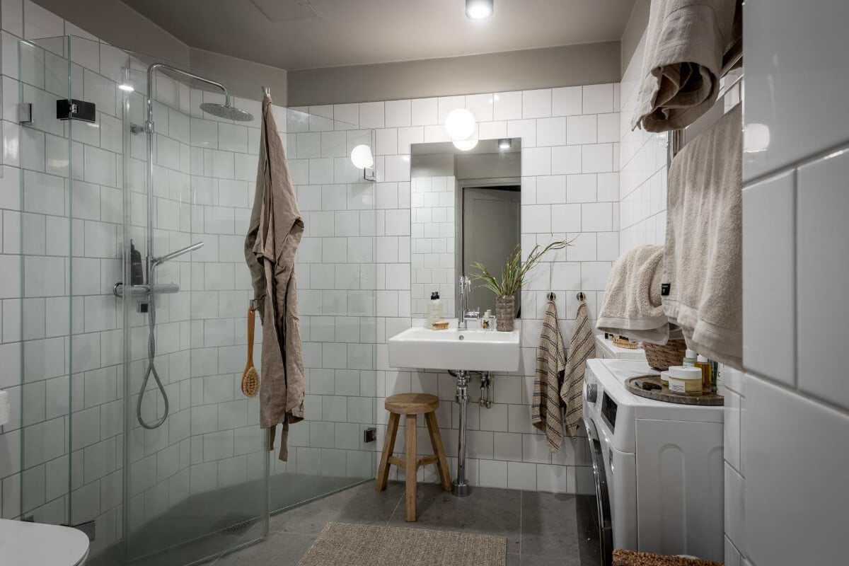 A Small Ground Floor Apartment Decorated in Gray Tones 16 bathroom white tiles gray ceiling